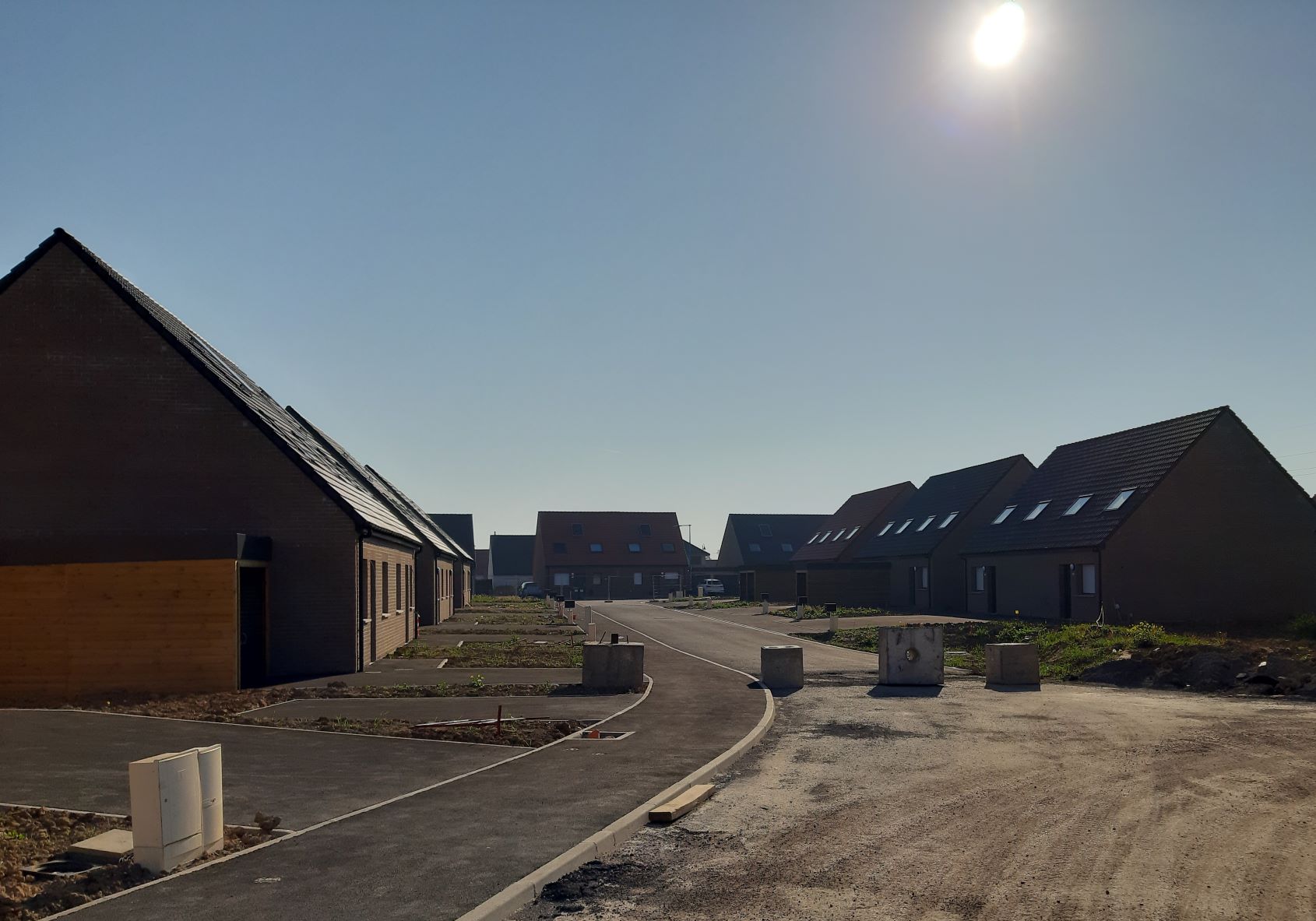 Maisons neuves en fin de chantier à Douvrin, voirie en cours d'achèvement