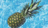 ananas qui flotte dans l'eau