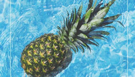 ananas qui flotte dans l'eau