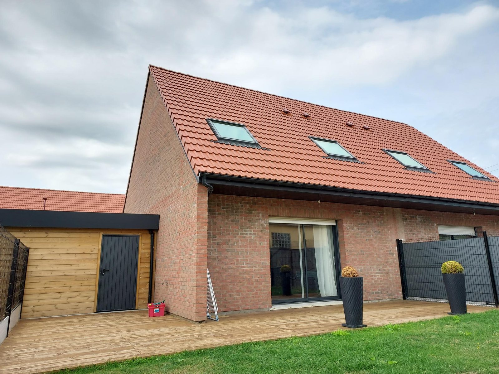 Maison neuve livrée au Domaine du Pâturage à Dourges, façade arrière et terrasse