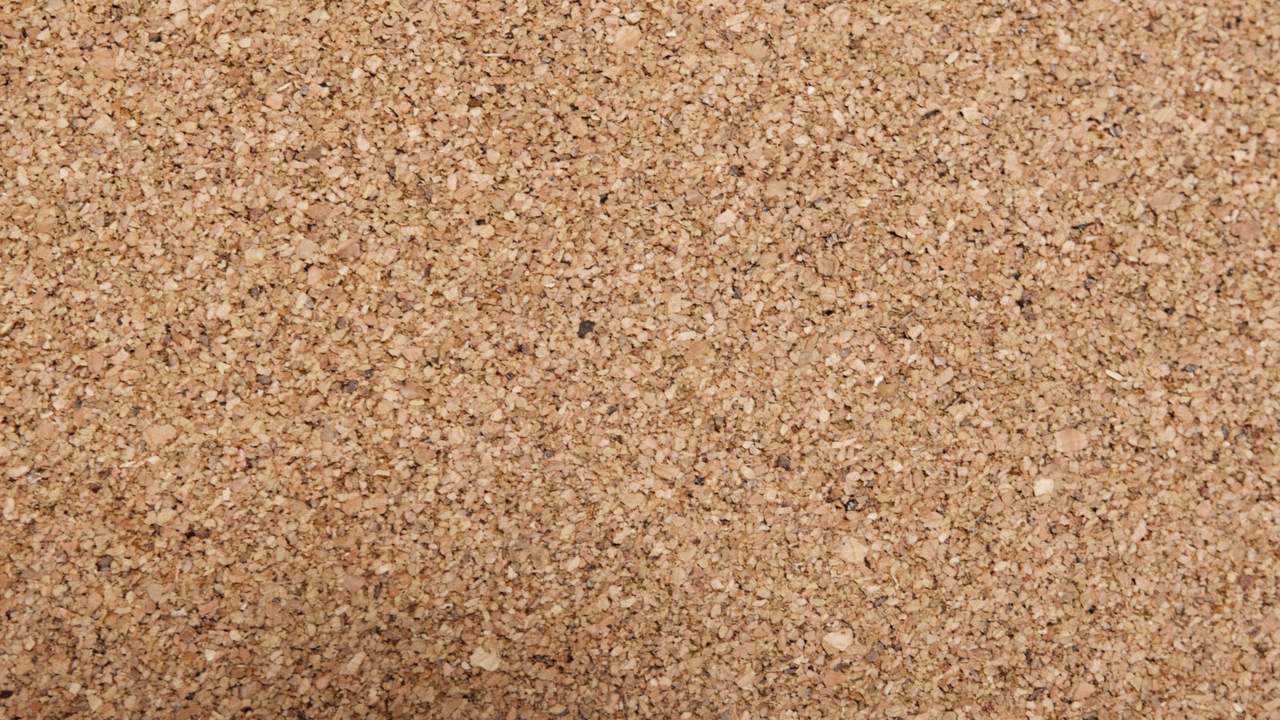Gros plan sur des granulés de liège, matériau isolant biosourcé